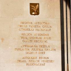 Štirijezični napis na pročelju palače deželnega sveta v Trstu (ARHIV)