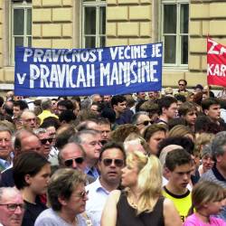 Shod na Trgu sv. Antona v Trstu v podporo zaščitnega zakona za Slovence v Italiji leta 2000 (ARHIV)