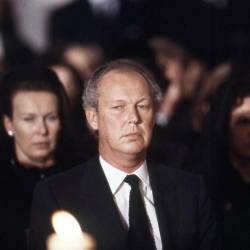 Viktor Emanuel na pogrebu svojega očeta (ANSA)