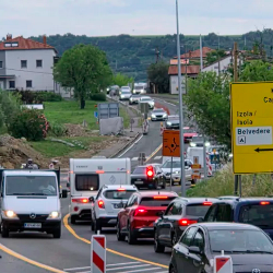 Potrpljenje voznikov je bilo na preizkušnji tudi zaradi semaforja pri gradbišču na Belvederju (SIJAN PRETNAR/PRIMORSKE NOVICE)