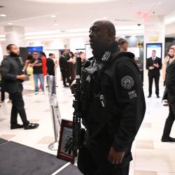 Varnostnik v Beli hiši med evakuacijo (ANSA / ALEX WROBLEWSKI)