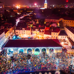 Ob lepem vremenu so silvestrovanja na prostem v obalnih občinah dobro obiskana (JAKOB BUŽAN/PRIMORSKE NOVICE)