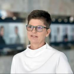 Mirjam Drnovšček (PETER UHAN)