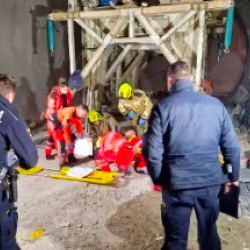 Voznik delovnega stroja je spregledal drugega delavca, tako da ga je zadel z žlico delovnega stroja (PGD MATERIJA)