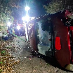 Prevrnjen avto na cesti med Škofi in Brjami pri Komnu so stabilizirali gasilci (ZGRS SEŽANA)