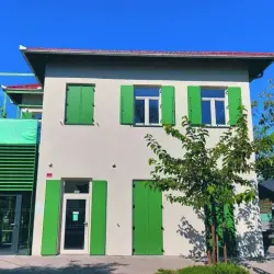 Stavbo nekdanje službe Slovenskih železnic SVTK je novogoriška občina kupila v paketu z razkladišči in zdravstveno postajo