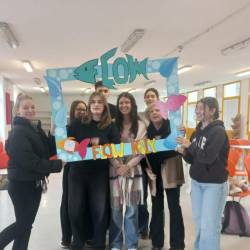 Dijakinje in dijak petega letnika ter profesorica Flavija Bezeljak (ŠOLA ZOIS)