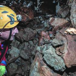 Jamar Andrej Peca je na dnu Pecove jame odkril človeške kosti (DOMEN MAHNE)