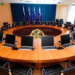 Nova ministrska ekipa bo, če bo potrjena v DZ-ju, kmalu zasedla te stole (UKOM)