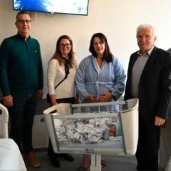 Župani in podžupani občin slovenske Istre so danes že tradicionalno obiskali izolsko porodnišnico, da bi pozdravili prve novorojenčke v novem letu (MOK)