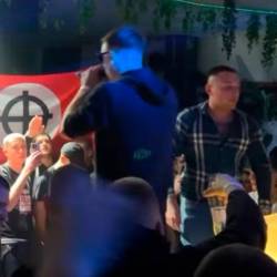 Med občinstvom je zaplapolala zastava s keltskim križem