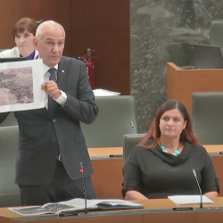 Janez Janša je kazal fotografijo iz Gaze, prepričan, da gre za pomorjene kristjane v Sudanu