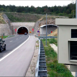 Štirje vozniki so v petek mimo škatle z radarjem peljali s hitrostjo 153 in 154 kilometrov na uro (FPA)