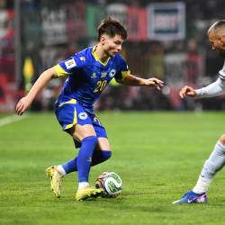 Esmir Bajraktarević (levo) je z zadnjo uspešno enajstmetrovko Bosno in Hercegovino popeljal na svetovno prvenstvo