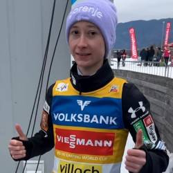 Nika Prevc je danes oblekla rumeno majico (SLOSKI NORDIC TEAM)
