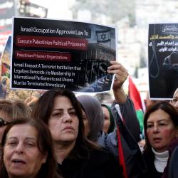 Protest na zasedenem Zahodnem bregu proti izraelskemu zakonu o smrtni kazni za obsojene Palestince (ANSA/ALAA BADARNEH /EPA)