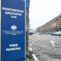 Brezplačno parkirišče stanovske organizacije Confcommercio pri tržaškem silosu (TEDESCHI/FOTODAMJ@N)