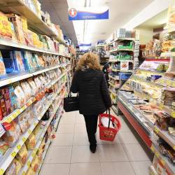 Draginja pritiska na vsakdan ljudi, kar je občutiti zlasti med nakupovanjem živil(ANSA)