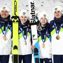 Domen in Nika Prevc (prvi in druga z desne) sta prva brat in sestra, ki sta na isti tekmi postala olimpijska prvaka