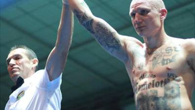 Michele Broili je v soboto v ringu zopet razkazal nacistične tetovaže