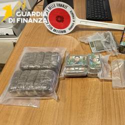 V akciji je 180 finančnih policistov zaseglo tudi nevaren rožnat kokain