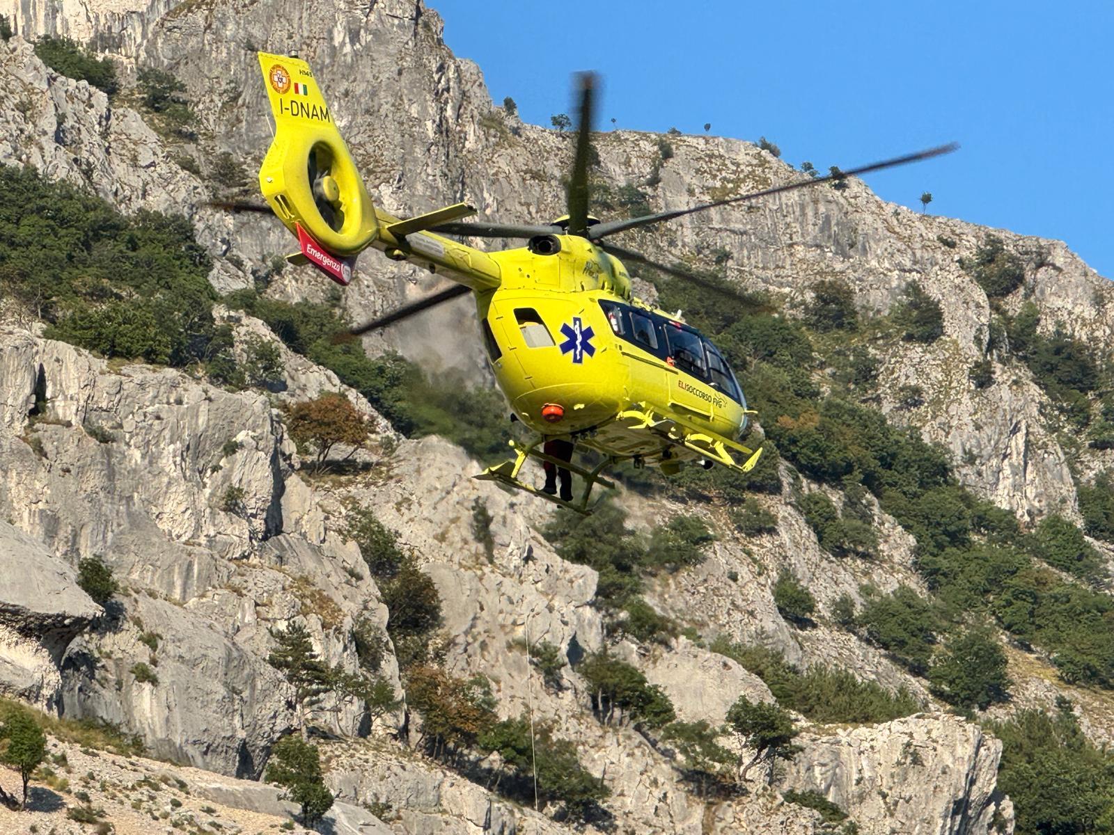 V Dolini Glinščice s helikopterjem reševali fanta
