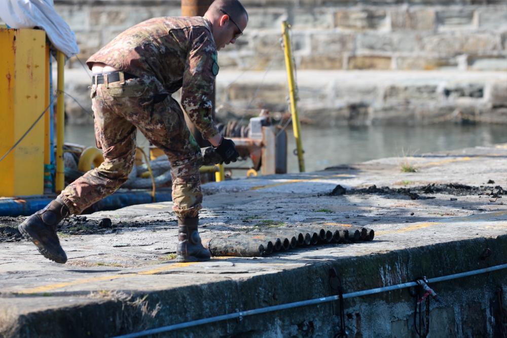 Topovske izstrelke odpeljali iz barkovljanskega portiča (foto)