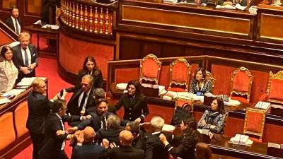 Menio (levo) so ustavili uslužbenci