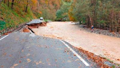 Uničena cesta Hudajužna - Podbrdo ob močnem deževju (ALJAŽ LEBAN)