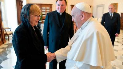 Predsednica Nataša Pirc Mursar in papež Frančišek (VATICAN MEDIA)