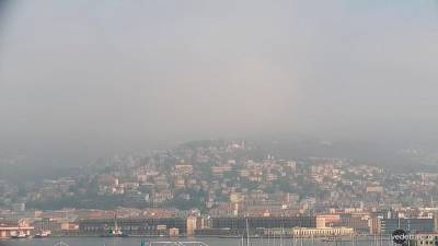 Današnji pogled s pomola Bandiera proti Krasu (SPLETNA KAMERA VEDETTA.ORG)