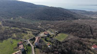 Zemljišča v okolici Medjevasi, v ospredju je nogometno igrišče, ki spada med predmete dogovora