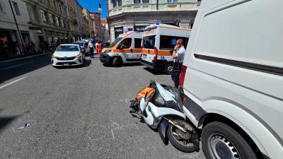 Na Korzu Italija trčila skuter in dostavno vozilo