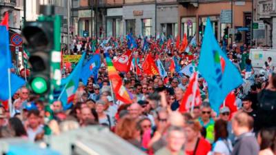 Pogled na množico, ki je 3. septembra korakala po tržaških ulicah iz solidarnosti do zaposlenih v boljunski tovarni (FOTODAMJ@N)
