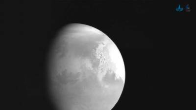 Prva slika Marsa s kitajske sonde Tianwen-1, ki se bo v naslednjih dneh vtirila v orbito okrog rdečega planeta (ANSA)