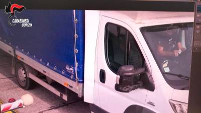 Karabinjerji so dogajanje opazovali in sledili storilcem (KARABINJERJI)