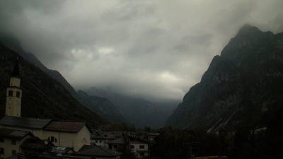 Pod udarom bodo zlasti Karnijske predalpe, opozarja civilna zaščita iz FJK, na fotografiji Cimolais (SPLETNA KAMERA BIT LINE)