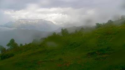 V gorah se je že povečala oblačnost in se pojavljajo krajevne plohe in nevihte (SPLETNA KAMERA DOM NA MATAJURE OB 14.30)