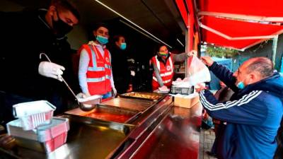 Prostovoljci Rdečega križa so delili hrano žrtvam potresa v Petrinji (DENIS LOVROVIĆ /ANSA)