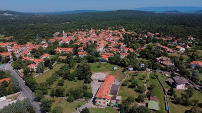 Na Krasu se bodo proti koncu prihodnjega tedna najnižje nočne temperature spustile pod 10 stopinj Celzija, na fotografiji Bazovica (FOTODAMJ@N)
