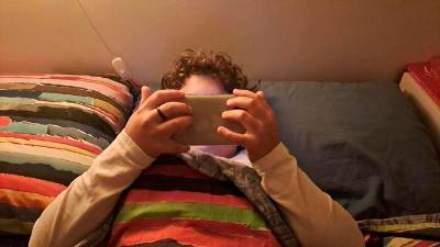 V Italiji je vsak četrti najstnik oz. najstnica žrtev nasilnega obnašanja, za vsakega tretjega/tretjo pa partner oz. partnerka ugotavlja prisotnost v določenem kraju s pomočjo preverjanja geografskega položaja (ANSA)