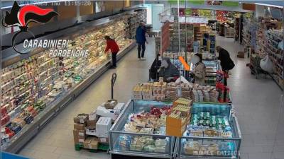 Iz posnetkov je razvidno, da se je žeparka približala žrtvi od zadaj (KARABINJERJI)