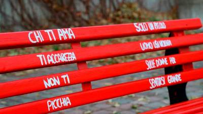 Rdeča klop je simbol boja proti nasilju nad ženskami (ARHIV)