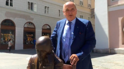 Župan Roberto Dipiazza je sporočilo posnel ob kipu Gabrieleja D’Annunzia