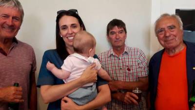 Leta 2019 se je premierka Ardern, s svojo hčerkico v naročju, slikala s skupino starejših aktivistov, med katerimi je bil tudi Bob (na sliki prvi z desne)