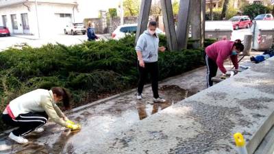 Mladi so na Proseku očistili tri spomenike (VZPI-ANPI)