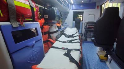 Ponesrečenko so z reševalnim vozilom prepeljali v tolmeško bolnišnico, fotografija je simbolična (ARHIV)