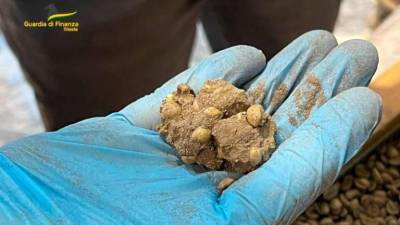 Kokain je bil pomešan z močno dišečo surovo kavo (FINANČNA POLICIJA)