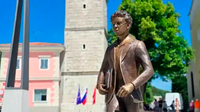 Srečko Kosovel je junija lani na sežanskem Trgu osvoboditve dobil nov kip (FOTODAMJ@N)