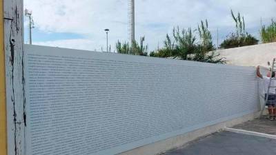 Spomenik z vklesanimi imeni internirancev na Ventoteneju (ANPPIA)